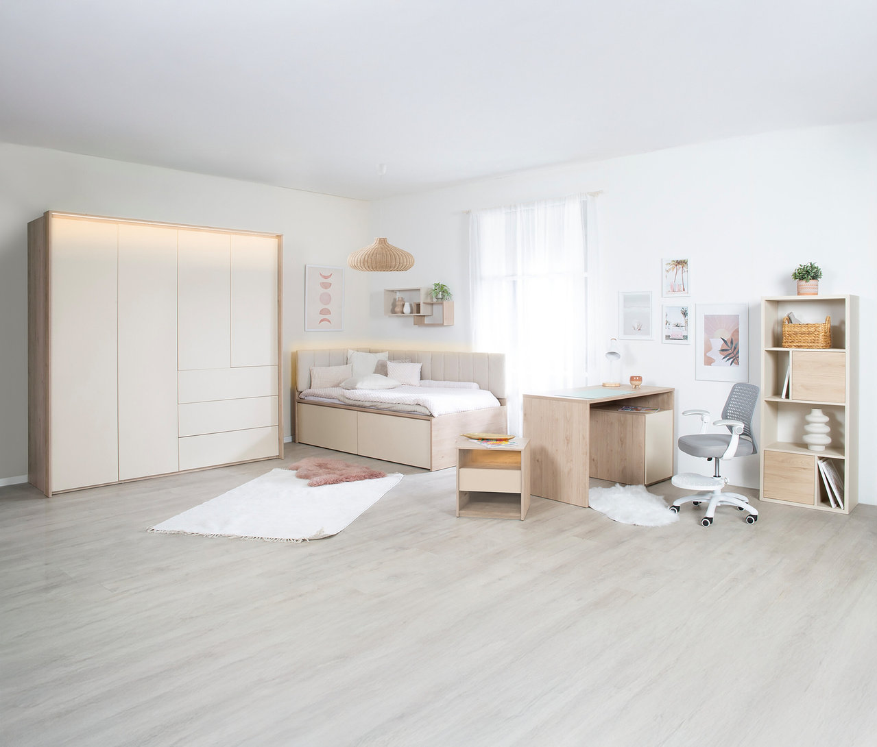 Helles Schlafzimmer mit Bett, Schreibtisch und dem Roba Kleiderschrank »Louisa«.