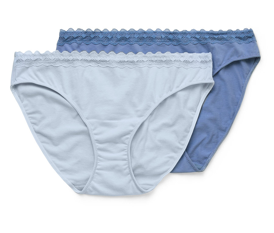 Zwei blaue Damen Slips mit Spitze liegen übereinander.