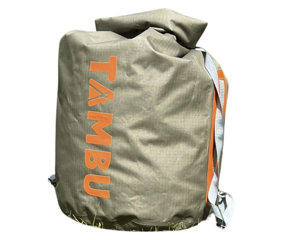 Der Tambu Wasserdichter Packsack »JOLA 80« in Khaki steht auf Gras. Der Markenname ist in orange aufgedruckt.