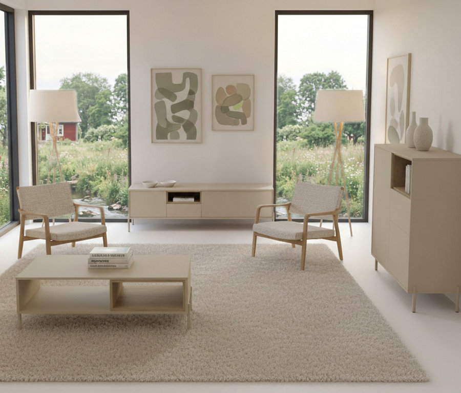 Wohnzimmer mit zwei Sesseln, Couchtisch und einem Lowboard "Hygge" in Cashmere-Weiß unter zwei Bildern.