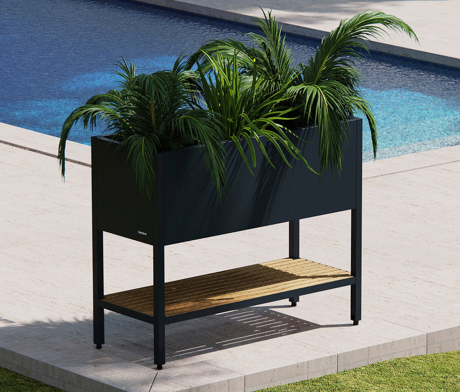 Schwarzer Pflanzkasten mit Pflanzen auf einem Holzregal, im Hintergrund ein Pool.