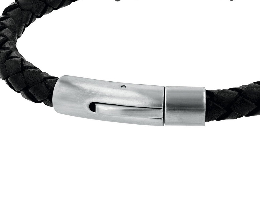 Nahaufnahme eines schwarzen geflochtenen Armbands mit einem silbernen Verschluss.
