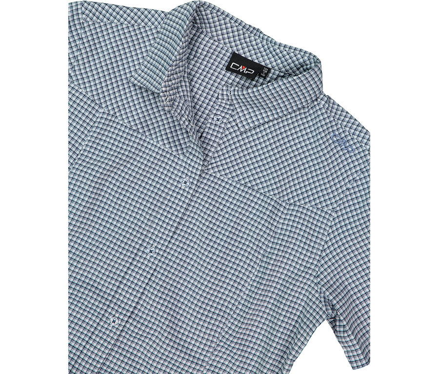 Nahaufnahme eines karierten, kurzärmeligen CMP-Hemds in blau und weiß.