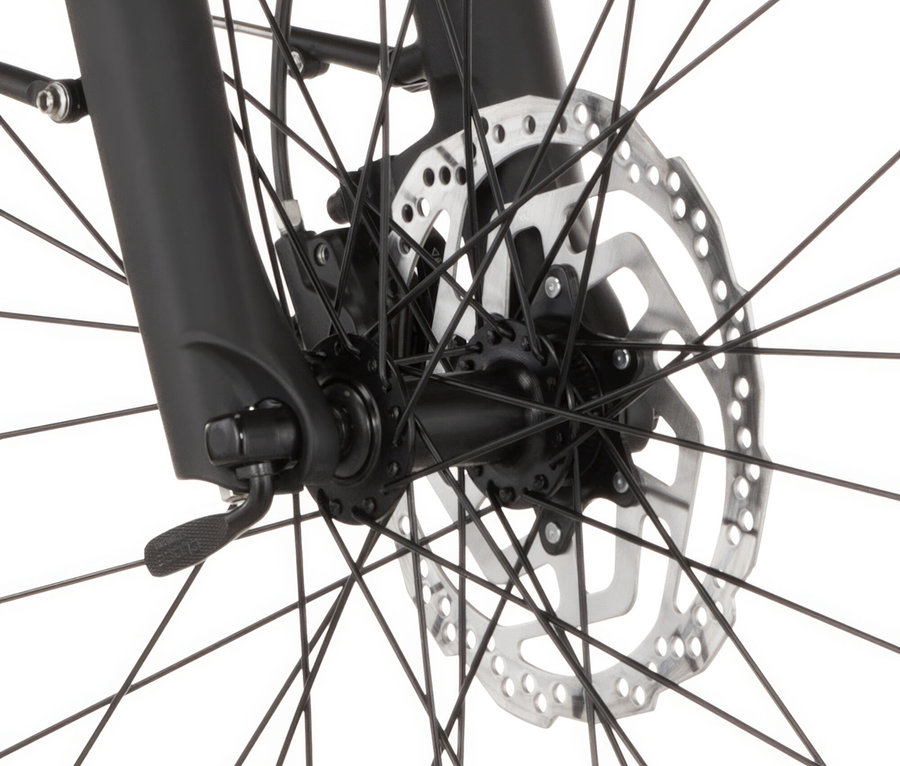 Nahaufnahme vom Vorderrad eines FISCHER City E-Bikes CITA MOVE mit Speichen, Bremsscheibe und Federgabel.