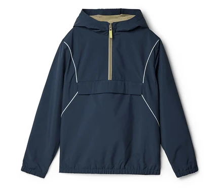 Marineblaue Kapuzenjacke mit halbem Reißverschluss und weißen Akzenten liegt auf einem weißen Hintergrund.