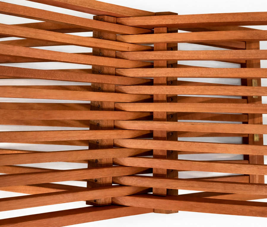 Nahaufnahme der Leco Sonnenliege, die aus miteinander verbundenen Holzlatten besteht.