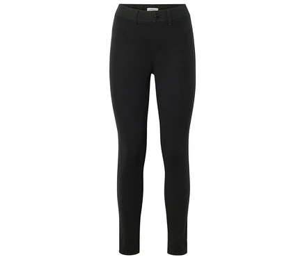 Schwarze, eng anliegende Hose mit angedeuteten Taschen und Knopfverschluss.
