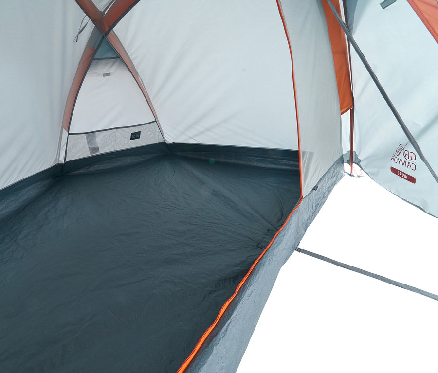Innenansicht des Grand Canyon »Apex« 1-Personen-Trekkingzelts mit grauem Zeltboden und orangefarbenen Zeltstangen.