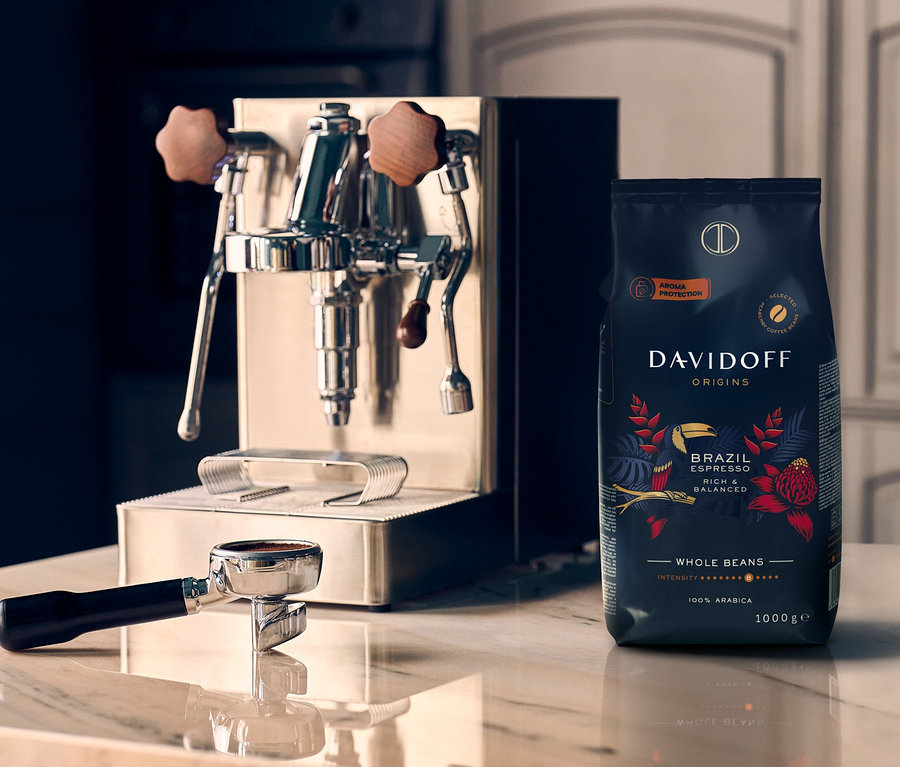 Auf einer Marmorplatte steht eine Kaffeemaschine neben einer Packung DAVIDOFF CAFÉ ORIGINS Brazil - 1x 1000 g Ganze Bohne.