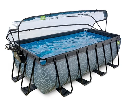Rechteckiges EXIT Pool-Set in Steinoptik, gefüllt mit blauem Wasser und einer transparenten, teilweise geöffneten Abdeckung.