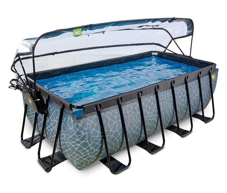 Rechteckiges EXIT Pool-Set in Steinoptik, gefüllt mit blauem Wasser und einer transparenten, teilweise geöffneten Abdeckung.