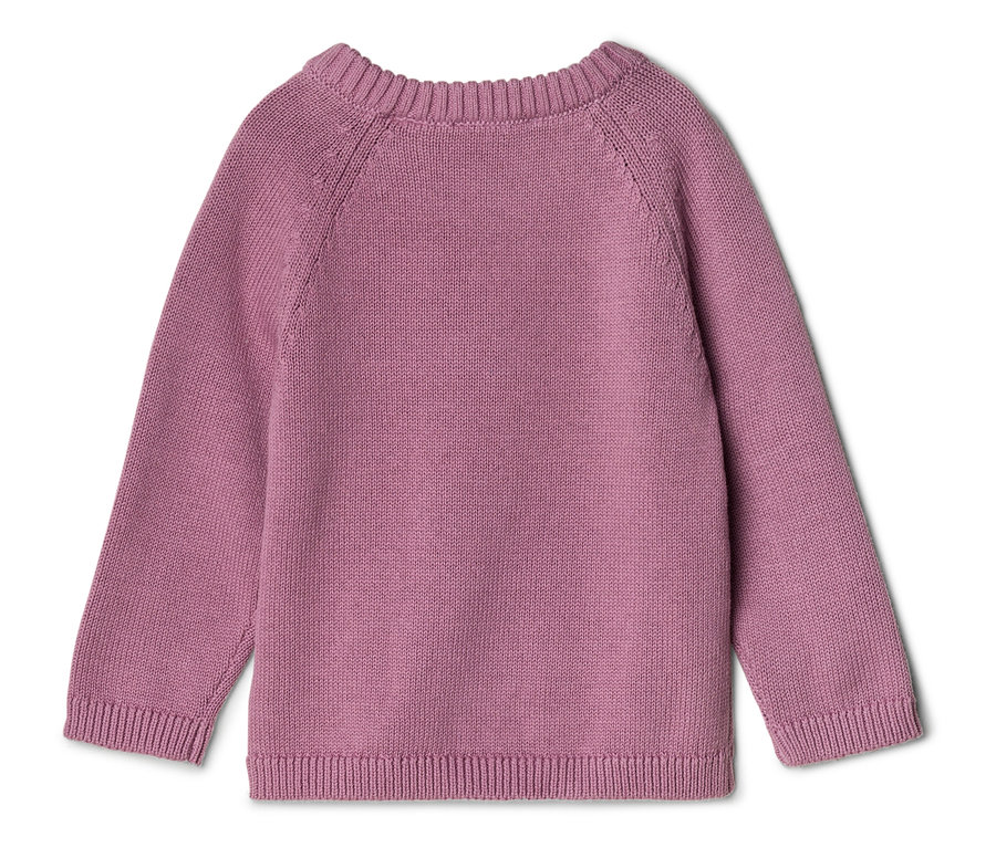 Ein violetter, langärmeliger Strickpullover mit geripptem Rundhalsausschnitt, Bündchen und Saum, flach liegend.