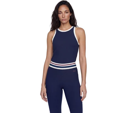 Frau steht in einem marineblauen gerippten Tanktop mit weißem Rand und passenden gerippten Leggings mit gestreiftem Bund und FILA-Logo.