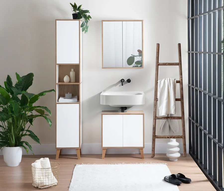 Badezimmer-Interieur mit Roba Spiegelschrank »Morena« mit zwei Türen und Spiegel, weiß mit Artisan-Eiche.