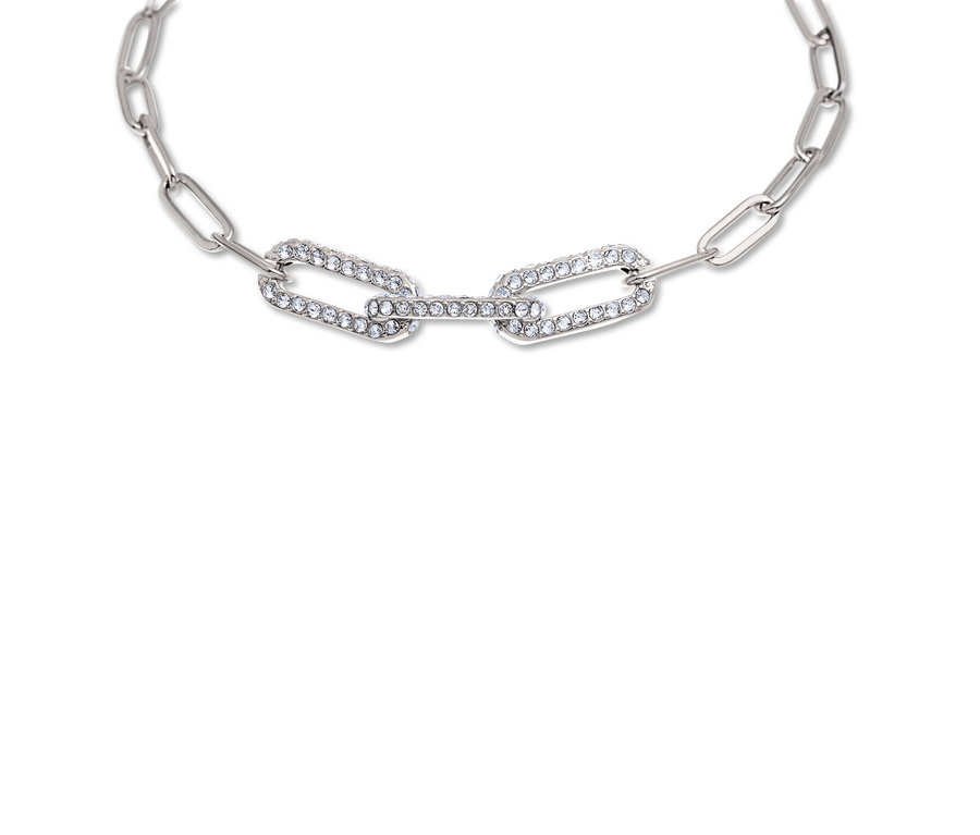 Nahaufnahme eines »Paperlink« Armbands mit Kristallbesatz.