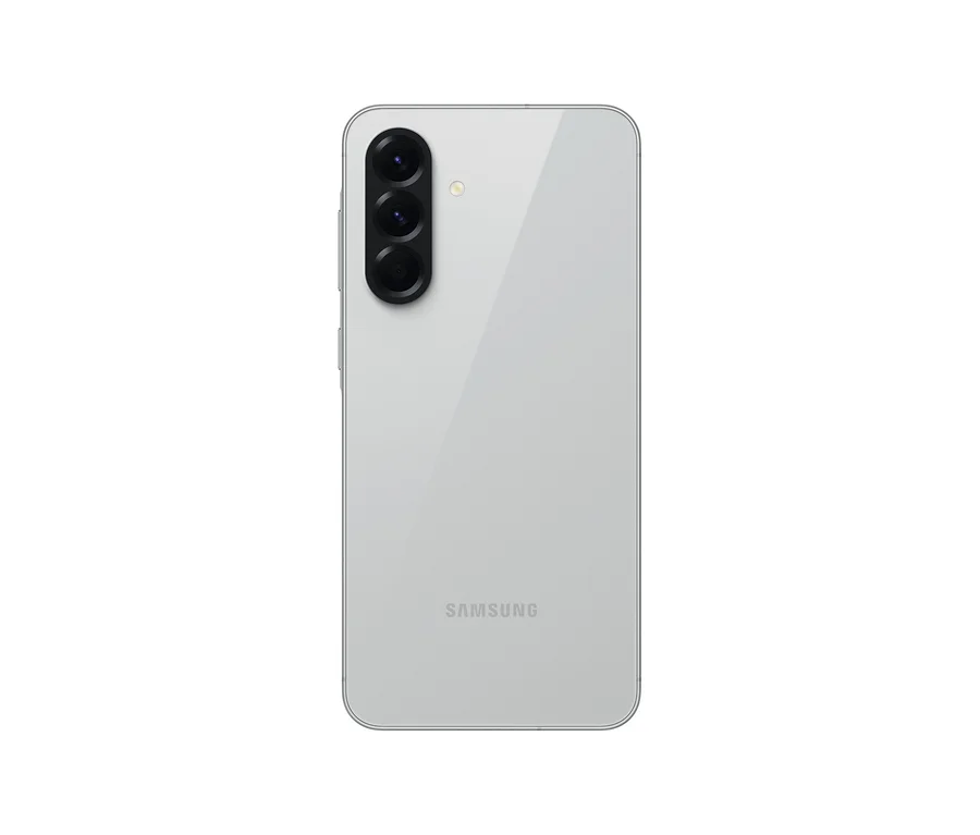 Rückseite eines hellgrauen Samsung Galaxy A56 5G Telefons mit Dreifach-Kameraobjektiv.