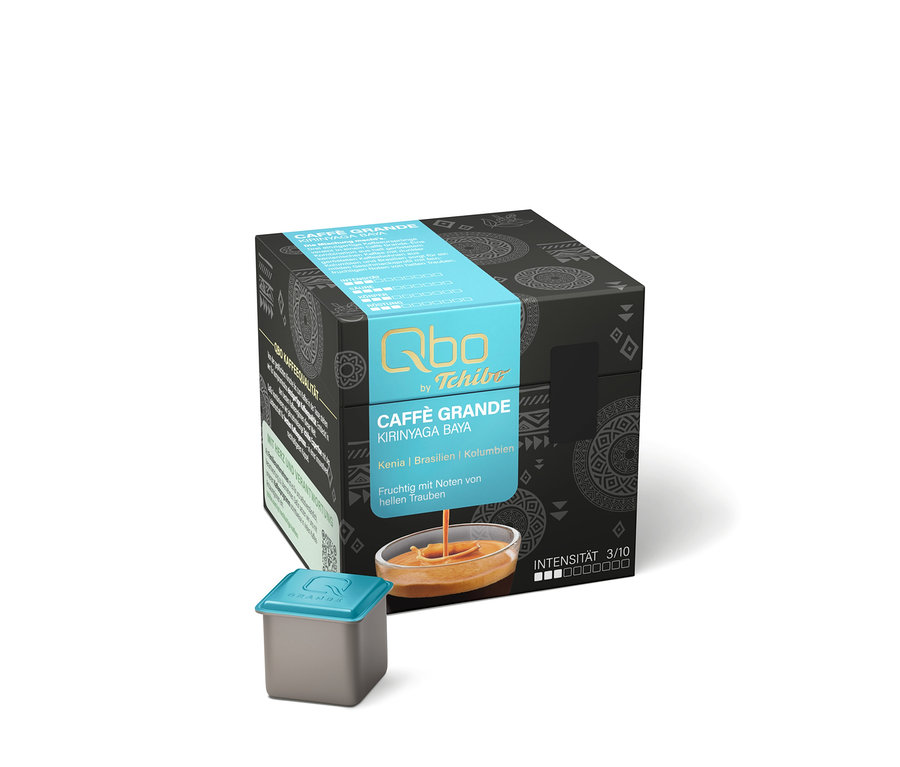 Schwarze Qbo by Tchibo Caffè Grande Kirinyaga Baya Kaffeekapselpackung mit blauer Banderole und einer einzelnen grauen Kapsel mit blauem Deckel daneben. Die Packung zeigt eine Tasse Kaffee und die Intensität 3/10.