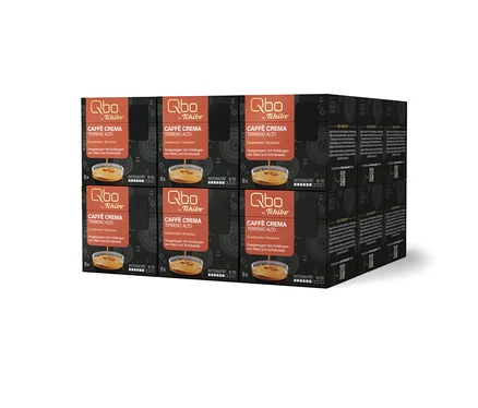 Großer Stapel schwarz-oranger Qbo Caffè TERRENO ALTO Kaffeekapsel-Boxen (144 Kapseln), jede zeigt eine Tasse Kaffee mit Crema.