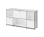 Weißes, modulares Sideboard mit Chromrahmen. Es hat sechs Fächer: drei offene Regalfächer und drei geschlossene Schrankfächer mit runden Griffen.