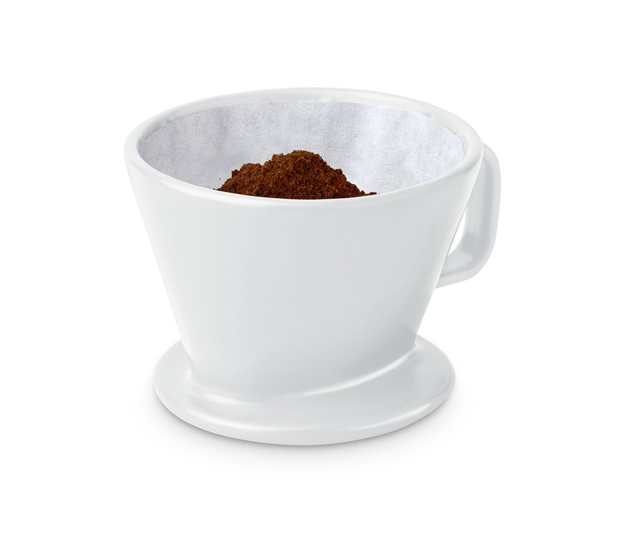 Weißer Kaffee Handfilter Gr. 2 mit Kaffeepulver.