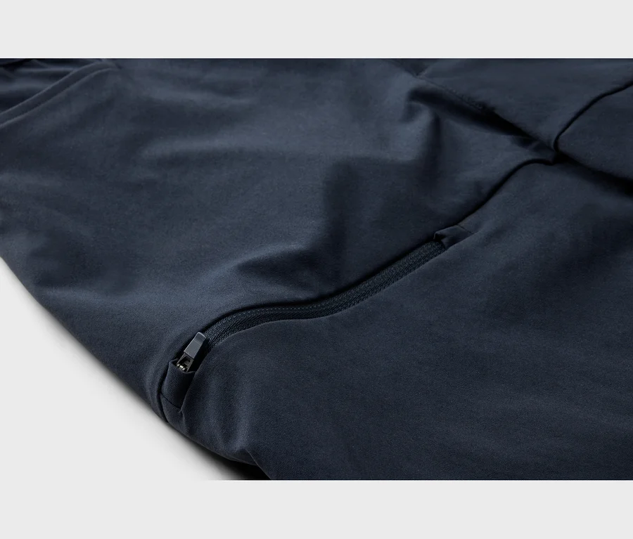 Nahaufnahme eines dunkelblauen Stoffes mit einem teilweise geöffneten Reißverschluss und silbernem Zipper.