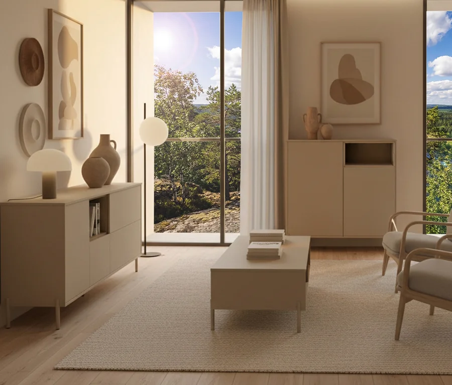 Wohnzimmer mit Highboard »Hygge« in Cashmere-Weiß, zwei Stühlen, Couchtisch und Dekoration vor Fenster mit Ausblick.