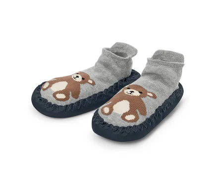 Zwei graue Krabbelschuhe mit braunem Bärenmotiv auf dunkelblauer Sohle.