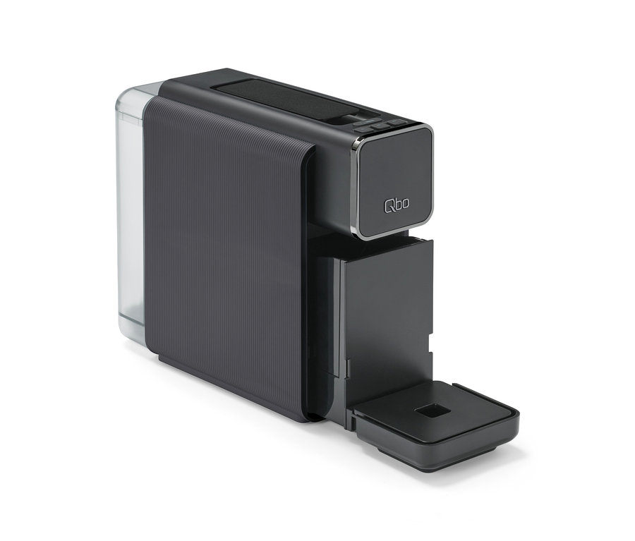 Eine schwarze »Qbo ONE« Kapselmaschine in Soft Black mit transparentem Wassertank und Abtropfschale.