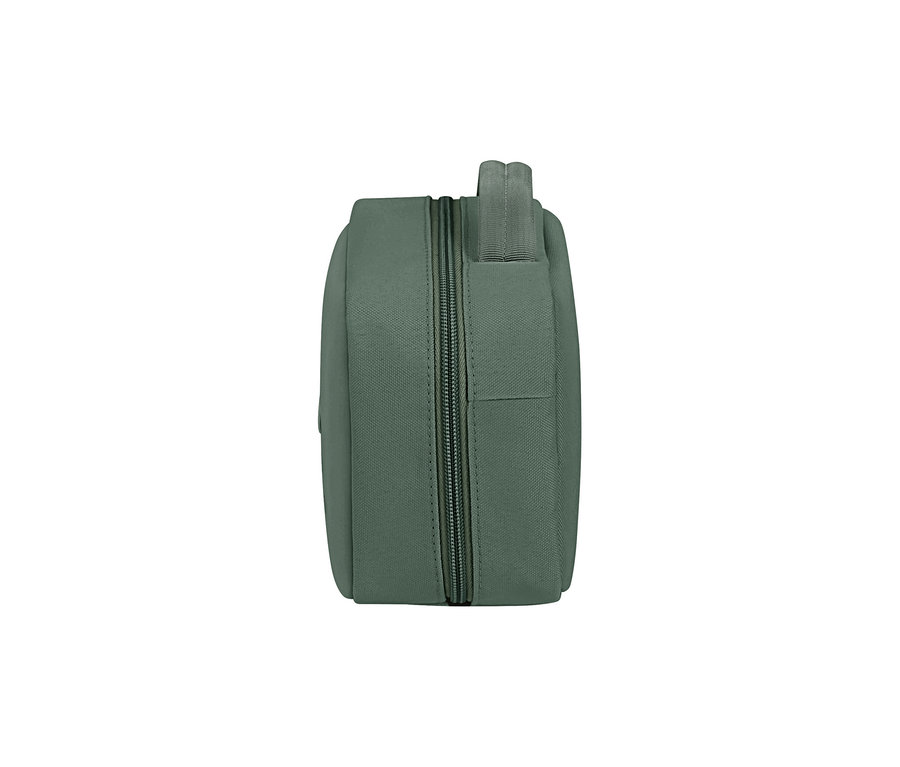 Dunkelgrünes Samsonite STACKD Toilet Kit Weekender, von der Seite gesehen, mit Reißverschluss und Tragegriff.