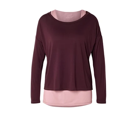 Dunkelrotes, langärmliges Oberteil über einem rosa Tanktop.