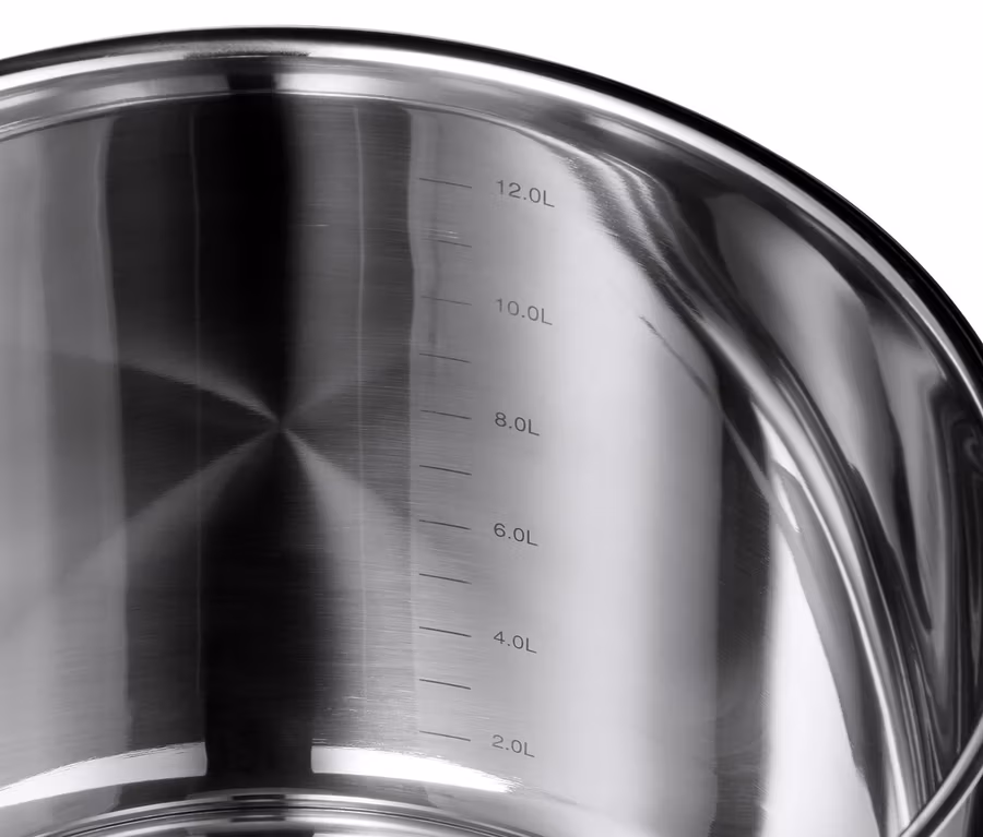 Detailansicht in einen XL-Edelstahl-Topf mit Volumenmarkierungen.