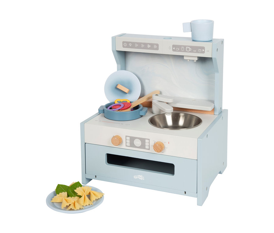 Eine hellblaue und weiße small foot Tabletop-Kitchen mit Topf, Spielessen, Holzlöffel, Tasse und einer Platte mit Spielnudeln.