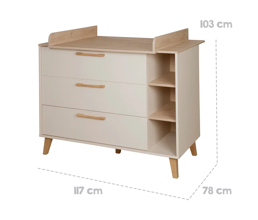 Wickelkommode mit hellbeigen Schubladen, heller Holzplatte, Griffen, drei offenen Fächern rechts und Wickelaufsatz mit erhöhten Rändern. Maße: 103 cm H, 117 cm B, 78 cm T.