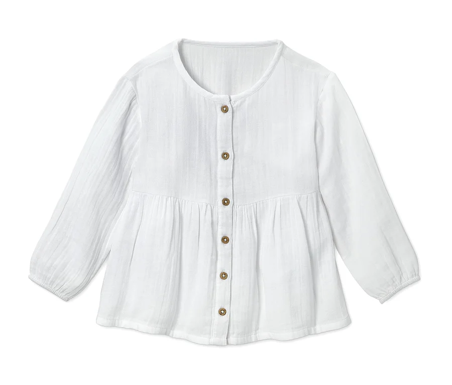 Eine weiße Bluse mit langen Ärmeln und Knöpfen.