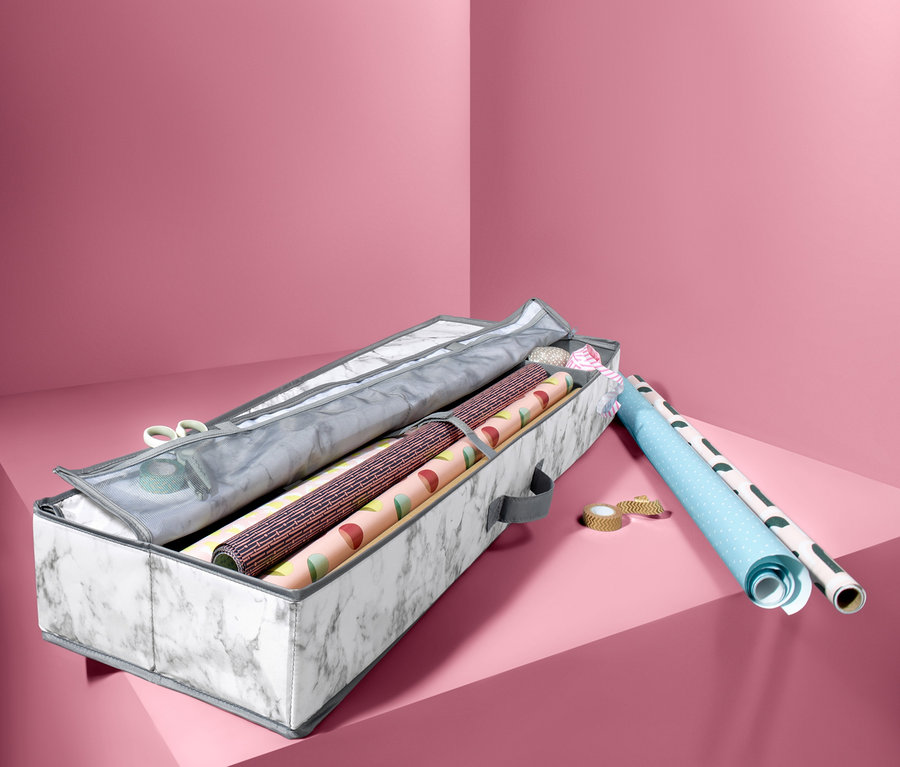Offener Geschenkpapier-Organizer mit Marmormuster, innen Rollen Geschenkpapier.