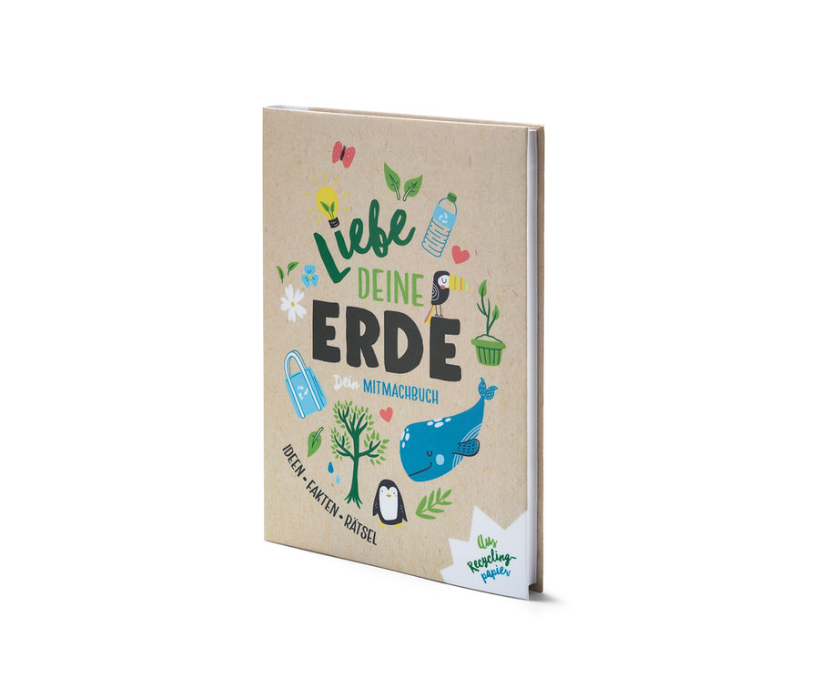 Das Buch »Liebe deine Erde« mit Abbildungen von Tieren, Pflanzen und recycelten Materialien.