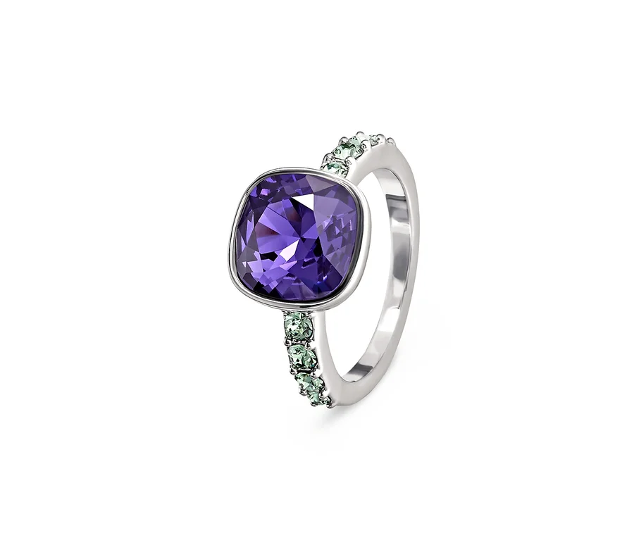 Silberner Ring veredelt mit Kristallen von Swarovski® mit einem lila Stein in der Mitte.
