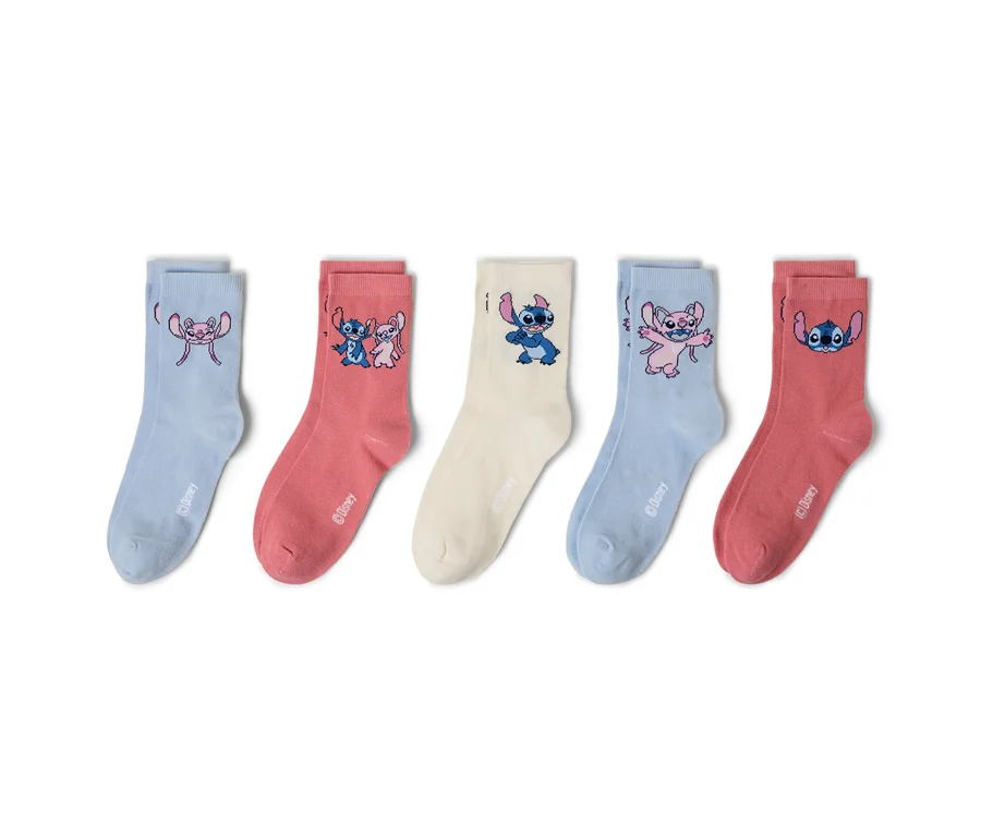 Fünf Sockenpaare liegen nebeneinander, jedes mit verschiedenen Stitch-Motiven in Rosa, Blau und Beige.