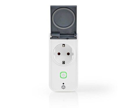 Weißer Smart Plug mit offener grauer Schutzabdeckung, einer Schuko-Steckdose, einem grün leuchtenden Ein-/Ausschalter und zwei Anzeigesymbolen.
