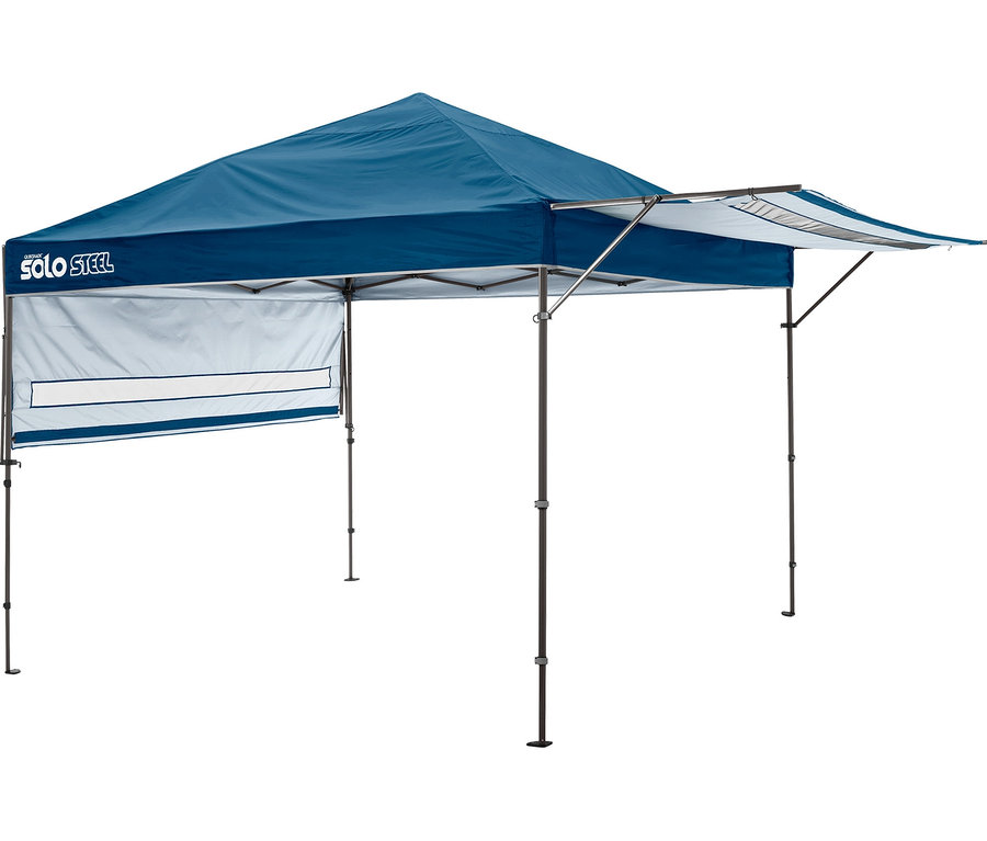 Blauer Shelterlogic-Camping-Faltpavillon XL mit Seitenwand und ausziehbarer Sonnenblende.