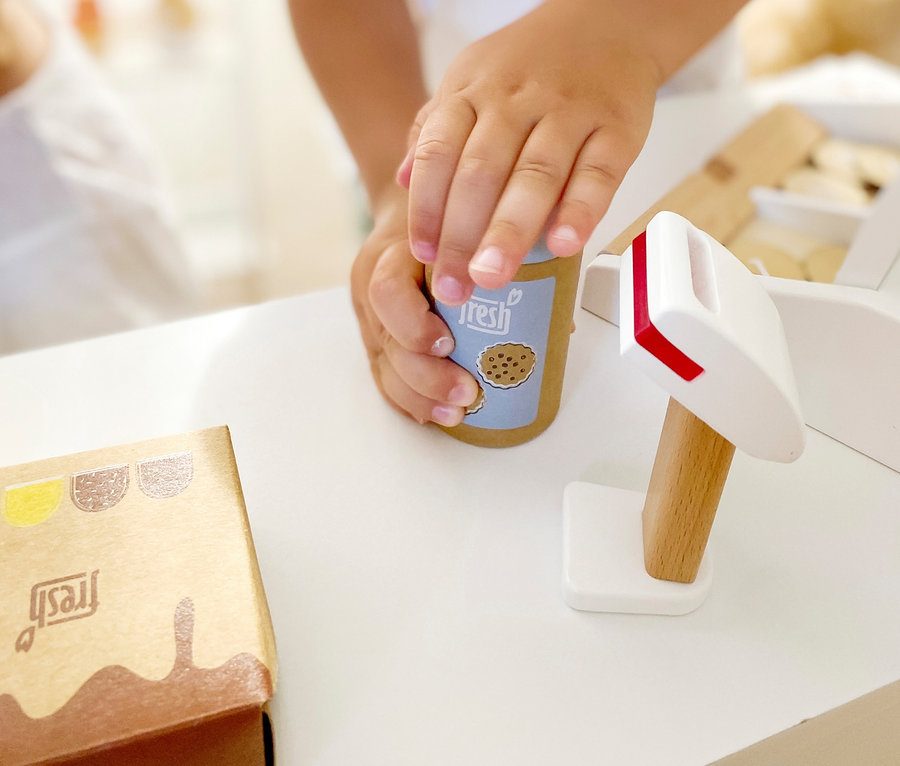 Kind spielt mit small foot Kasse »fresh« aus Holz.