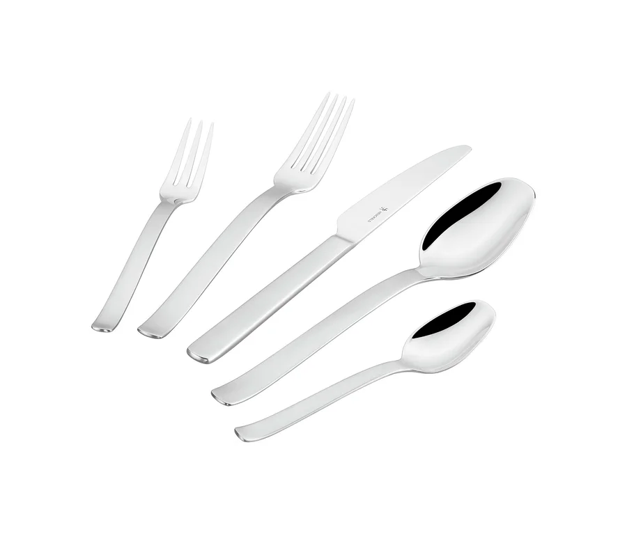 Fünf silberne Besteckteile des Henckels by ZWILLING »Clouds« Bestecksets, bestehend aus zwei Gabeln, einem Messer mit Henckels-Logo, einem Esslöffel und einem Teelöffel, liegen schräg auf einem weißen Hintergrund.