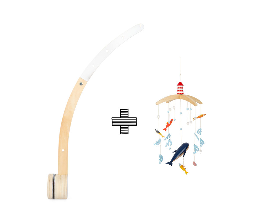 Ein Baby Mobile mit einer Holzhalterung und einem Mobile mit Meerestieren und Leuchtturm.