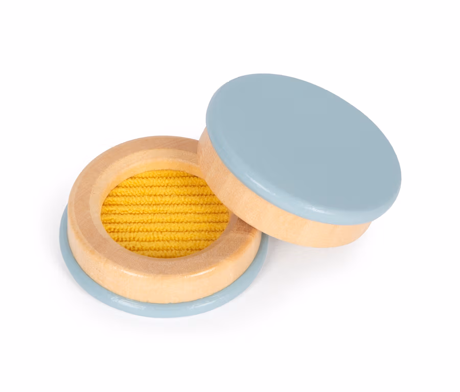 Detailaufnahme des small foot Hör- und Fühl-Memo »Sensory« aus Holz mit gelber Füllung.