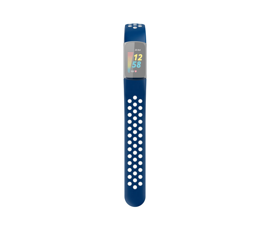 Blauer Fitnesstracker mit perforiertem Armband auf weißem Hintergrund.