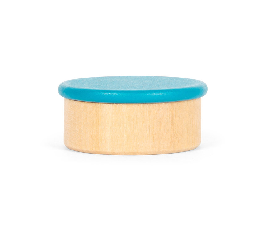 Detail eines hölzernen Spielpucks mit blauer Oberfläche. small foot Hör- und Fühl-Memo »Sensory«