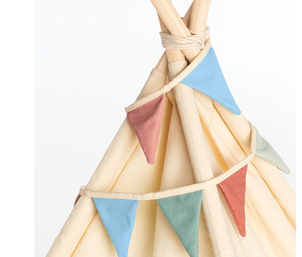 Detailansicht des Pinolino Zelt »Tipi Yuma« mit bunten Wimpeln.