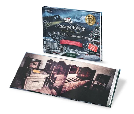 Abgebildet ist das Escape-Room-Adventskalenderbuch »Das Hotel der tausend Augen« und ein aufgeschlagenes Buch mit dem Bild eines Innenraums.