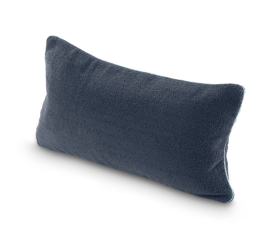 Ein marineblaues Badewannenkissen.
