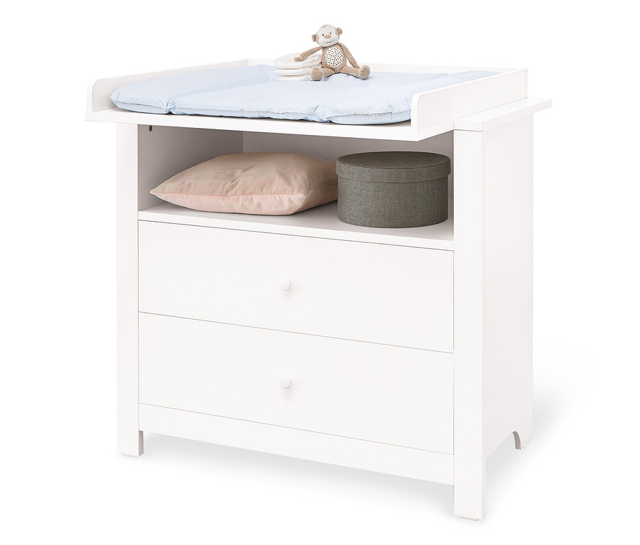 Weiße Pinolino Wickelkommode Liv mit Regal, Kissen und Spielzeug.